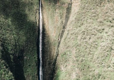 Helicopter tour Maui: Views of Molokai and the world's tallest sea cliffs